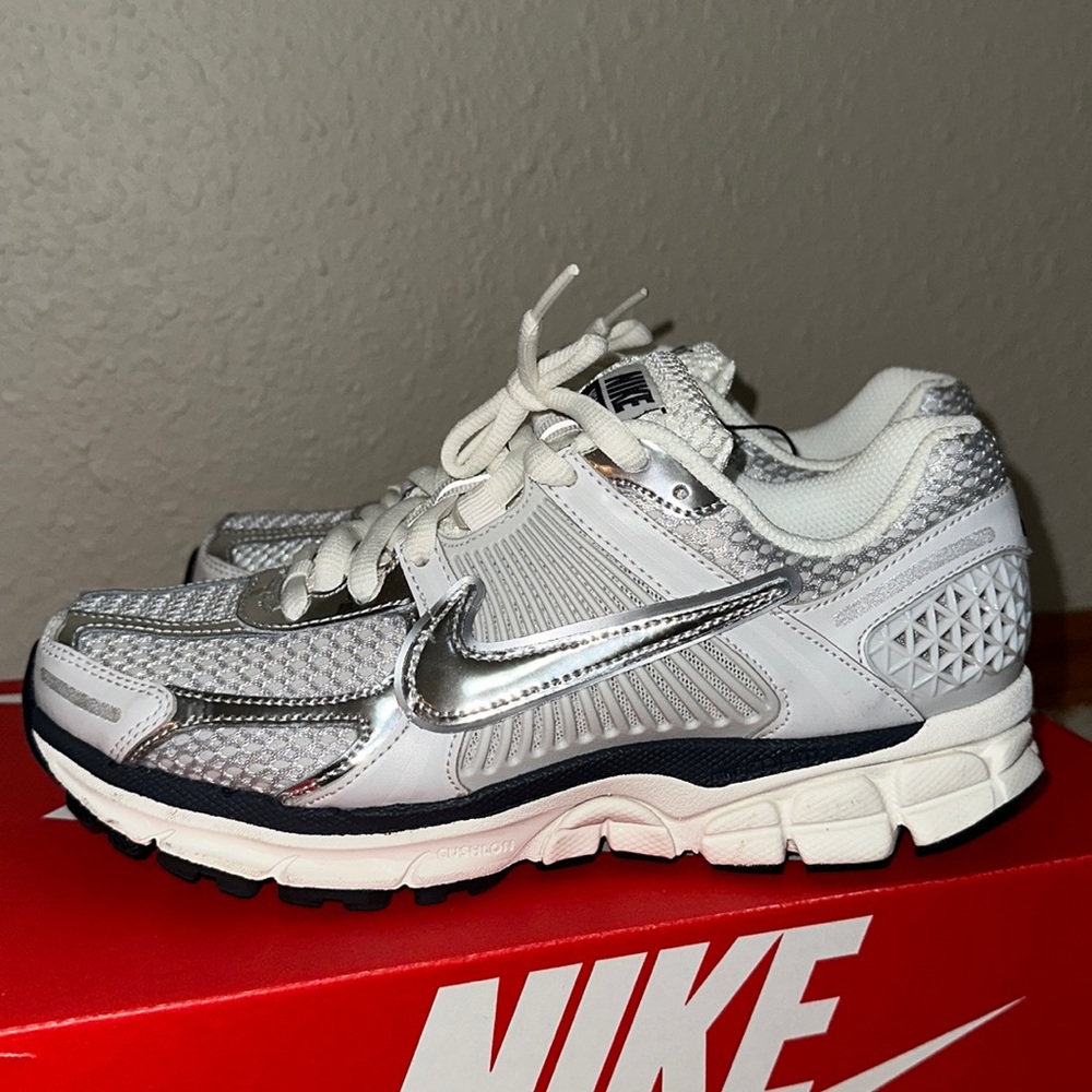Women Nike Zoom Vomero 5 Size 7.5